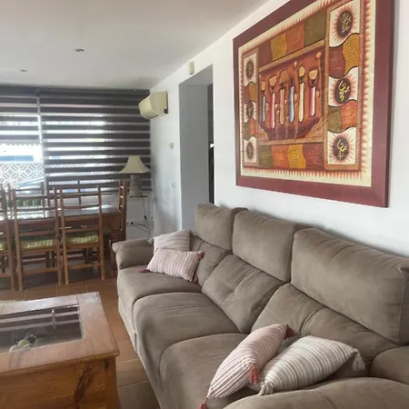Casa Requesens, Freiligendes Ferienhaus, Komplett Erschlossen Дом отдыха