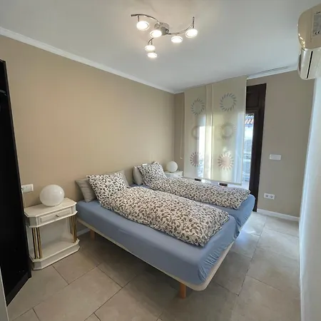 Casa Requesens, Freiligendes Ferienhaus, Komplett Erschlossen Дом отдыха